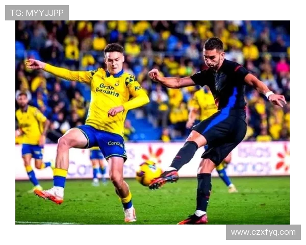 巴萨与米兰激战中争议判罚引发球迷热议与媒体关注 巴萨与米兰激战中争议判罚引发球迷热议与媒体关注